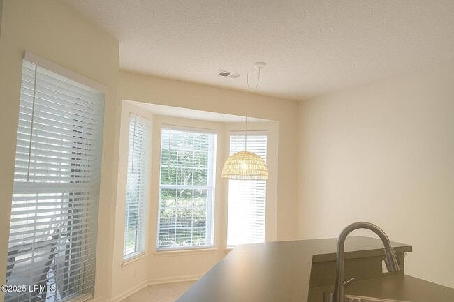 Building Photo - 10 Nightingale Ln