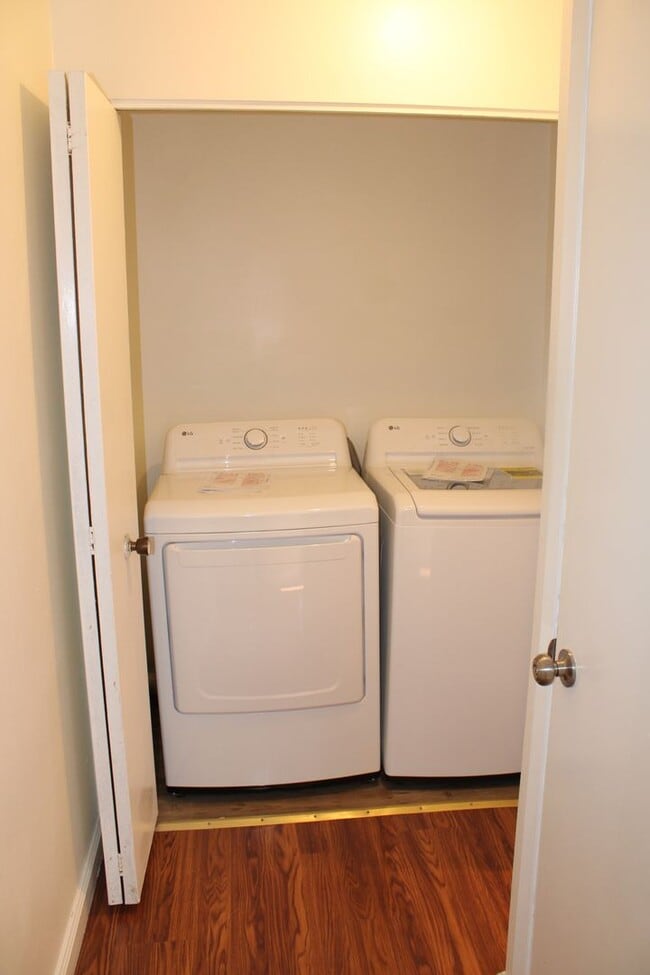 Building Photo - Bright 2 Bedroom, 2 Bathroom Condo, W/ Gar...