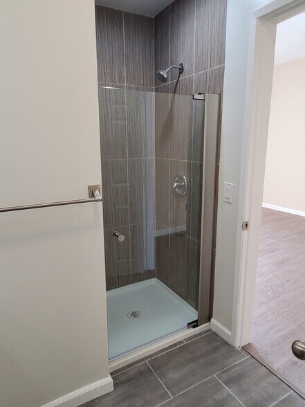 Building Photo - 947 S Sycamore Ave