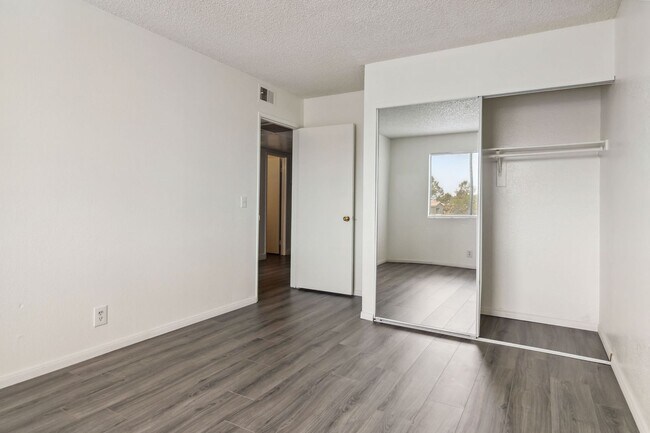 Building Photo - Updated 3 Bedroom Condo in Desert Shores V...