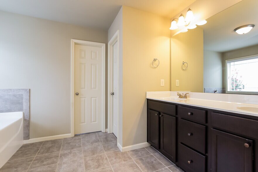 Building Photo - 1415 Kilchis Falls Way