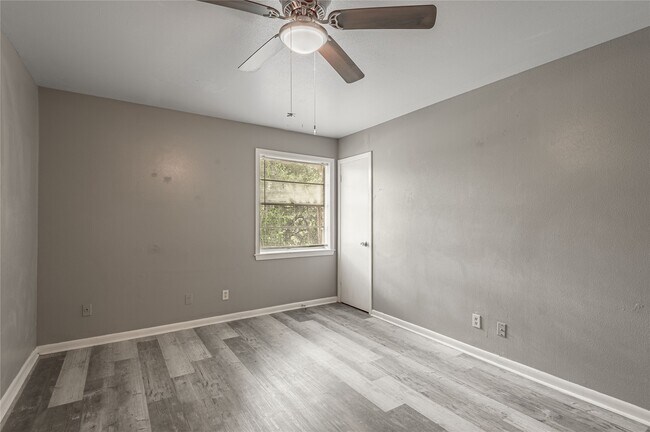 Building Photo - 818 University Ave