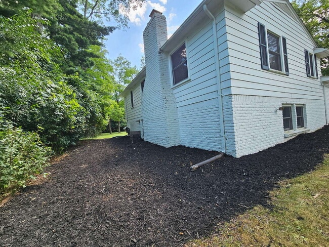Building Photo - Private 4 Bedroom Home on 0.75 Acres with Great Room Fireplace, Wet Bar & 3-Season Room, 2 Car At...