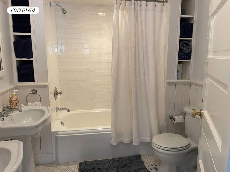 Building Photo - 33 Ogden Ln