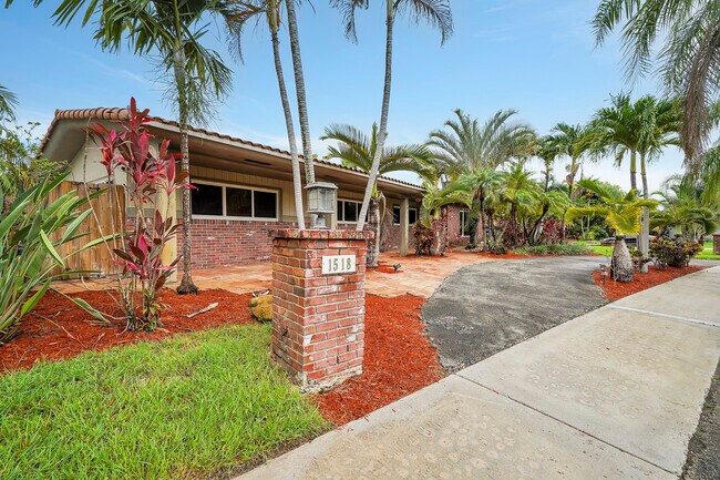 Building Photo - 1518 N Yale Dr