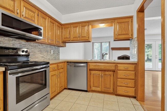 Building Photo - Updated 2 Bedroom 3 Bath townhome with ful...