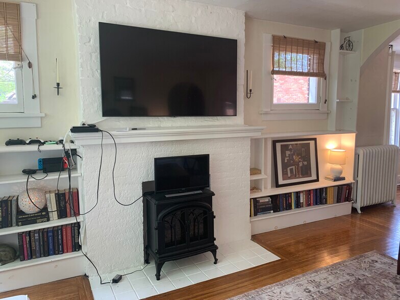 Building Photo - 5535 Wellesley Ave