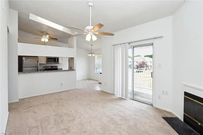 Building Photo - Charming Top-Floor Condo in the Heart of V...
