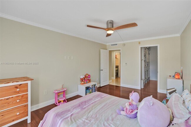 Building Photo - 9800 W Bay Harbor Dr