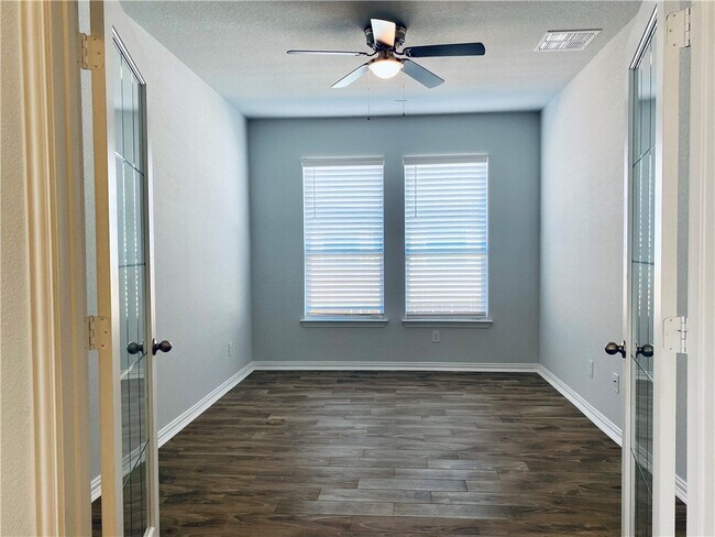 Building Photo - 1009 Sundrops St