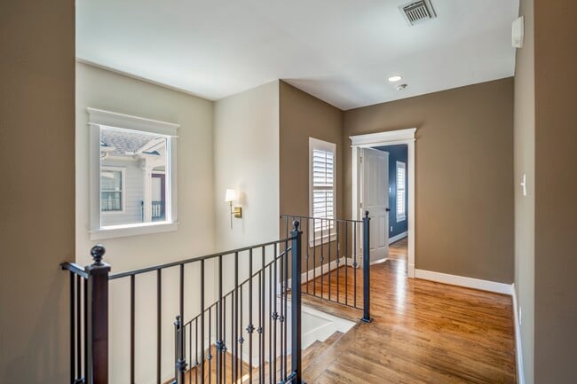 Building Photo - 905 W 23rd St