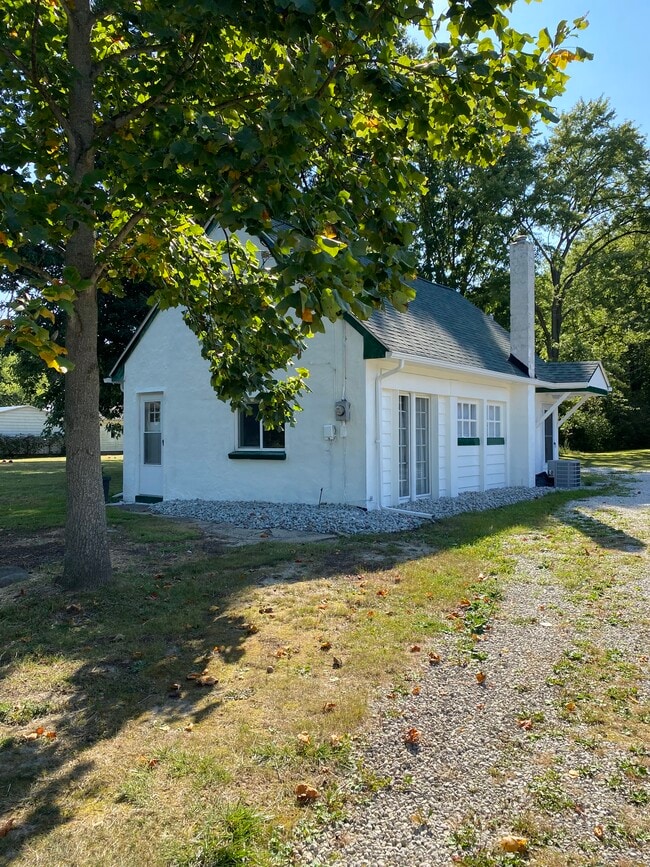 Building Photo - 1584 North Rd SE