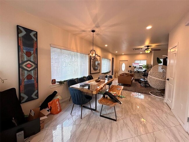 Building Photo - 5004 Rowena Ave