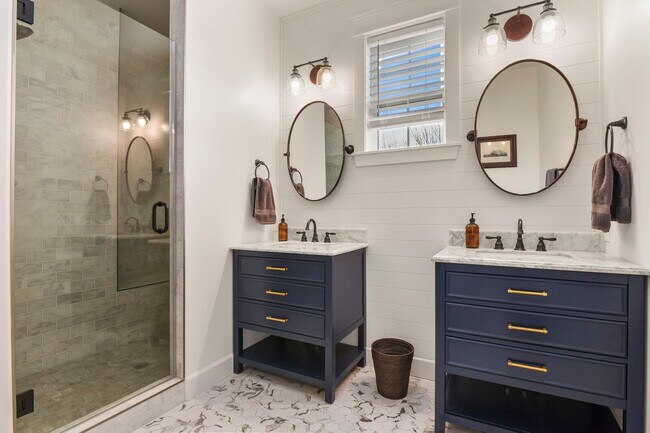 Building Photo - 1950 Mesa Park View