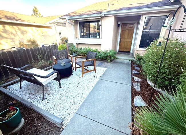 Building Photo - 927 Lobelia Ln