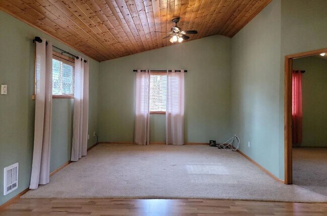 Building Photo - Very neat unit in Poulsbo area.