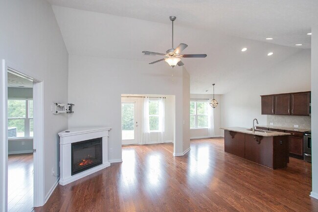 Building Photo - Single-level 2-bed, 2-bath townhome in 55+ community with pool, clubhouse, fitness center and gro...