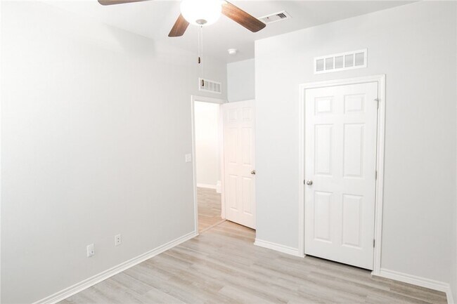 Building Photo - 2101 Spoonbill Dr