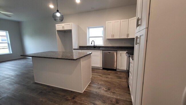 Building Photo - 36 N Swan St