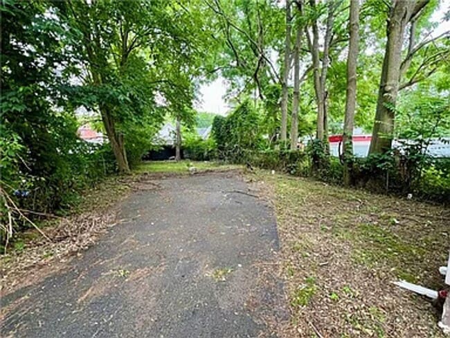 Building Photo - Move in Ready 4 Bedroom 1 1/2 bath house Available