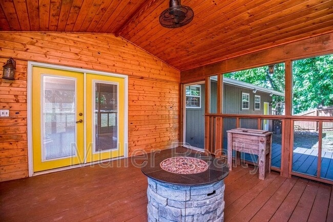 Building Photo - 10837 Dineen Dr