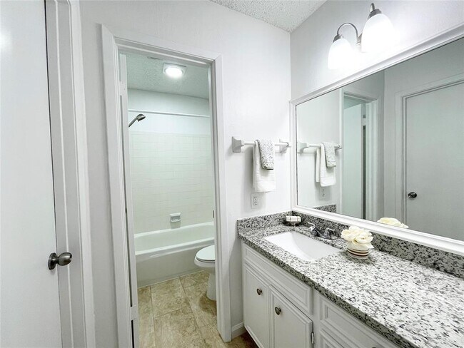 Building Photo - 13897 Hollowgreen Dr