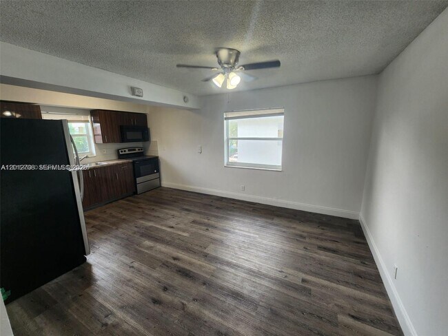 Building Photo - 4117 Woodside Dr