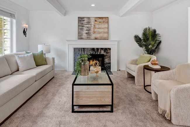 Building Photo - Luxurious 4-Bedroom Family Home Minutes Aw...