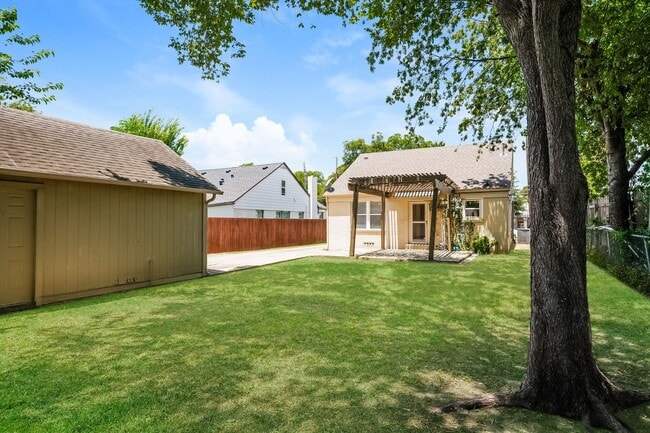 Building Photo - Beautifully Updated 3-Bedroom 2-Bath Home - Detached Garage with Bonus Space! Fenced-in Yard!