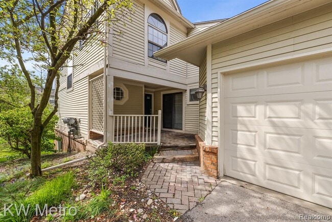 Building Photo - 5652 Drake Hollow Dr E