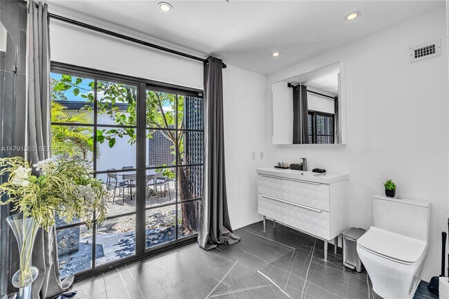 Building Photo - 560 NW 116th Terrace