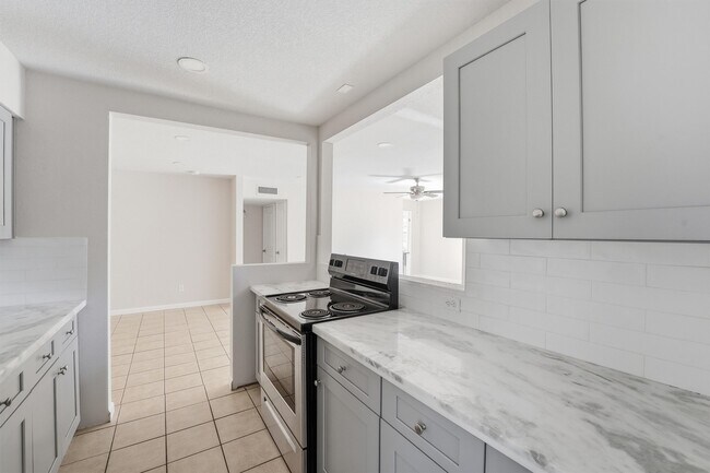 Building Photo - 5667 Birchmont Dr