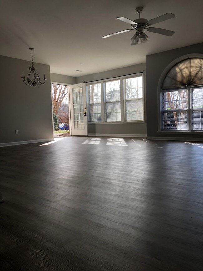 Building Photo - Beautiful, Maintenance Free Main Level Condominium in Ivy Glen!