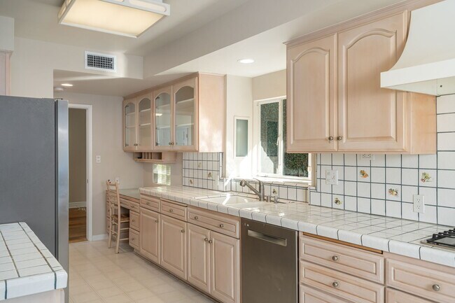 Building Photo - 14972 Camarosa Dr