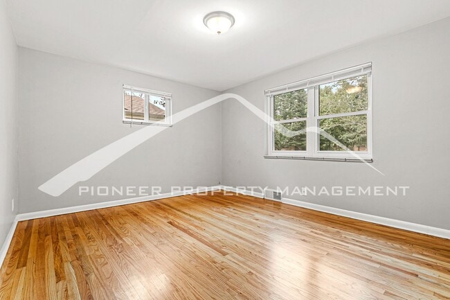 Building Photo - Spacious Home with Washer/Dryer and Fenced Yard