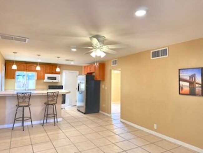 Building Photo - Spacious 4-Br Home W/Modern Upgrades – Ope...