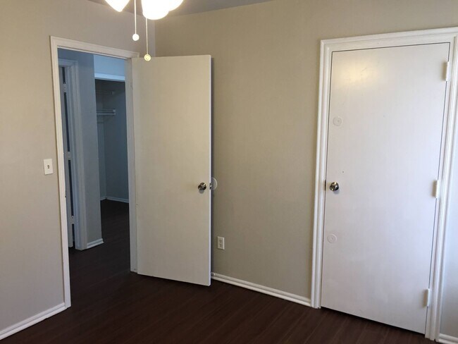 Building Photo - Remodeled 4 bedroom, 2 bath - Moore Schools