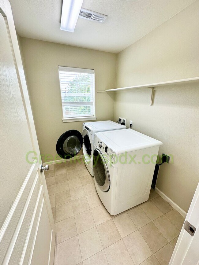 Building Photo - Gorgeous 3-Bedroom 2.5-Bathroom House with...