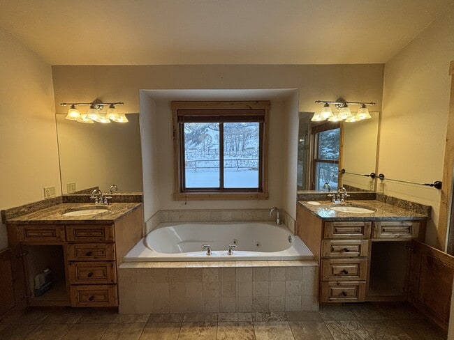 Building Photo - 3355 E Horse Creek Rd