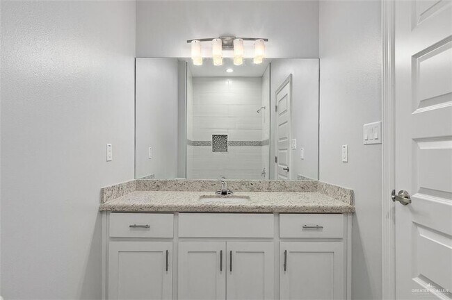 Building Photo - 2104 Redbud Ln