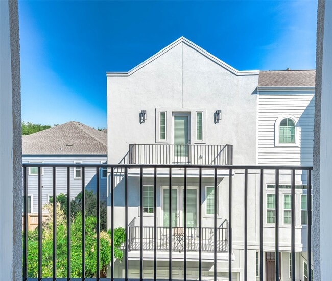 Building Photo - 925 W 23rd St