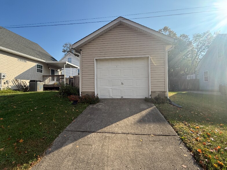 Building Photo - 3602 E 5th St