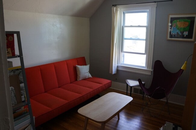 Building Photo - 2 Bedroom 2nd Floor Apartment South Wedge ...