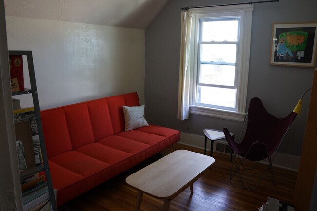 Building Photo - 2 Bedroom 2nd Floor Apartment South Wedge Avail Now