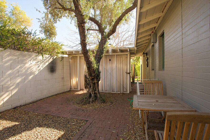 Yard - 543 W Coronado Rd