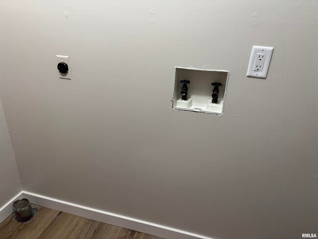 Building Photo - 3326 Jennings Dr