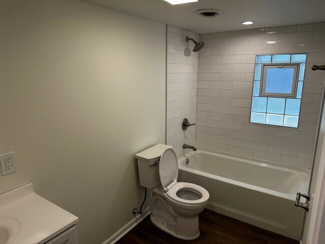 Building Photo - 10 W 33rd Pl