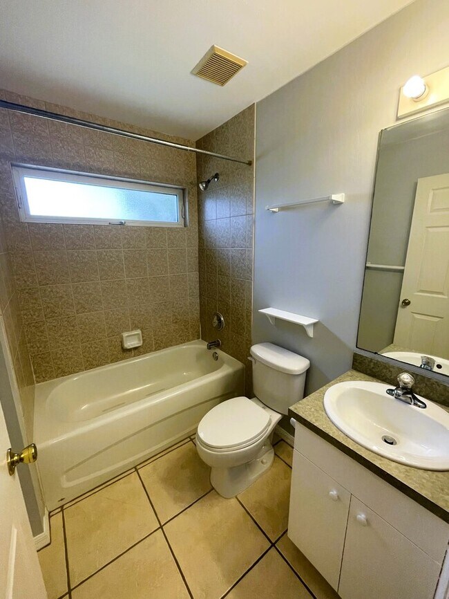 Building Photo - SE Cape Coral Duplex