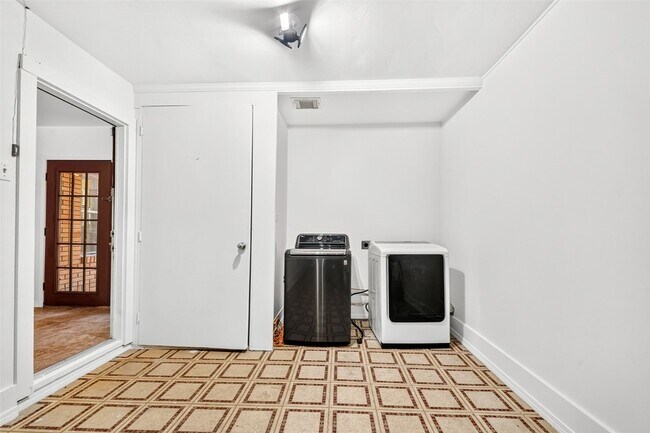 Building Photo - 4045 Woodfox St