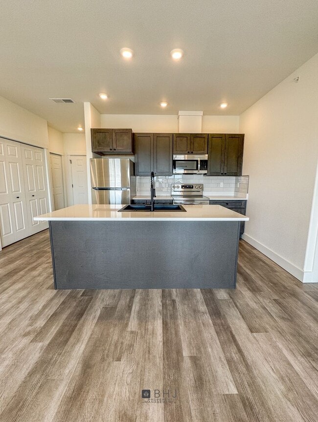 Building Photo - BRAND NEW Pet Friendly 2 bed/ 2 bath apartment!